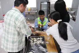 中建安装华西公司重庆分公司：导师带徒 薪火相传图片