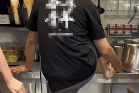 蜜雪冰城员工被曝在水池洗脚 客服回应：涉事门店已责令闭店图片