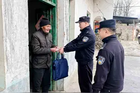 “小证件”承载“大关怀”：保康民警上门办证，服务居住偏远的空巢老人、残疾人等行动不便群众图片