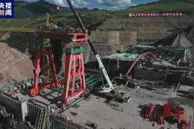 黄河上游玛尔挡水电站顺利完成首台坝顶门机吊装图片