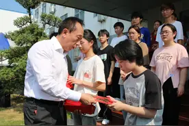 桑梓情深 爱心筑梦 黄久生回乡捐助学子大学圆梦图片