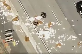 美国加州数百卷卫生纸散落车道上 致高速公路堵塞数小时图片