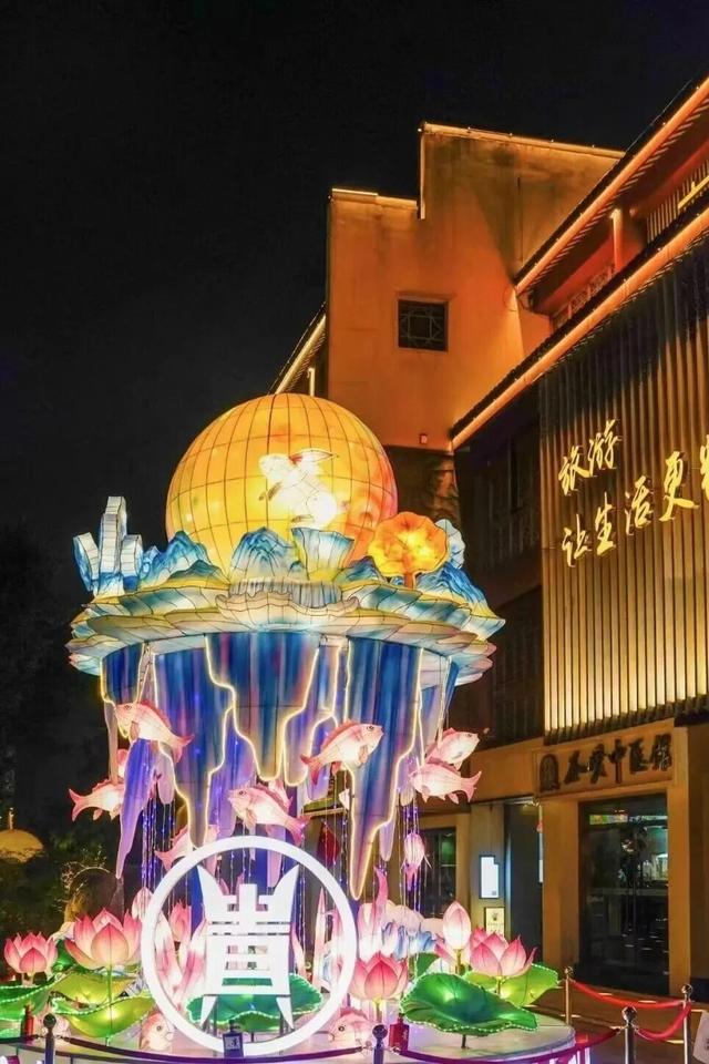 白天是南京，夜晚是金陵