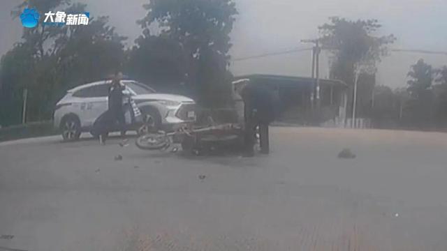 交警驾车追缉违章货车10公里，货车司机慌乱之下撞残路人被判全责！被撞人家属称交警也应负责，律师解读