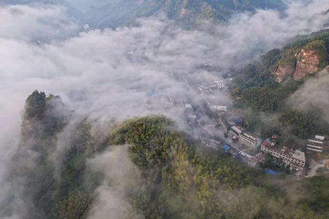 名场面！云海“漫”过矮寨 崀山“浮”于云端……