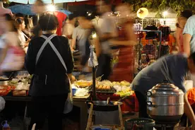 雨季读两位东南亚女作家 | 云端图片