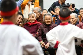 （社会）百岁老人赵奶奶的幸福生活图片