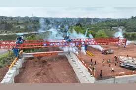 中铁广州局资乐高速TJ5标项目曾家沟大桥顺利完成首梁架设图片