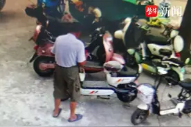 淳朴大爷被人“骑错车”，抬头看见民警赶紧“拉衣角”图片