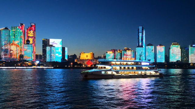 夜游青岛·海上灯光秀：当城市化作秀场，光影点亮黄海之滨