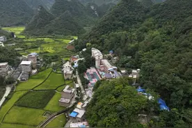 新课桌 新校服 新被褥 | 贵州两小学收到开学礼物图片