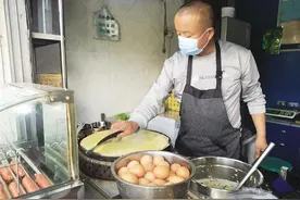百姓故事汇 摆摊5年 人们排队买他做的煎饼图片