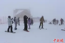 新疆可可托海国际滑雪度假区开启新滑雪季图片