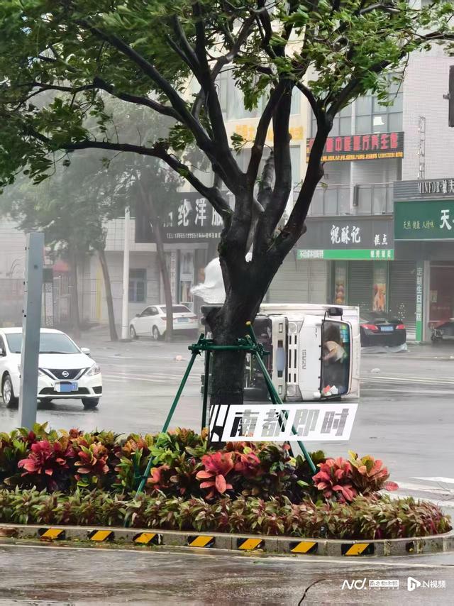 台风中湛江辅警砸车玻璃救出3人