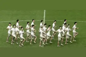 云南玉昆主场邀请18名空姐进行中场表演 引发热议图片