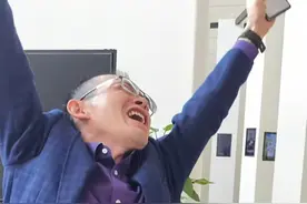 “终于上岸！”悬赏千万寻子的深圳富豪时隔24年找回儿子，知情人：还抓了两名人贩图片