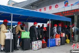 广西桂林免费务工专列送550多名民众赴粤“淘金”图片