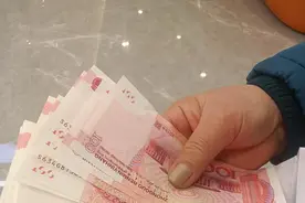 一上午50万新钱被取光，今天多少人排队在银行取钱包红包图片