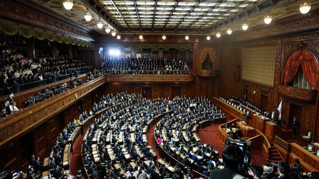 日本众议院60年首次在国会例会开幕日解散，高市为在支持率下滑前锁定议席？