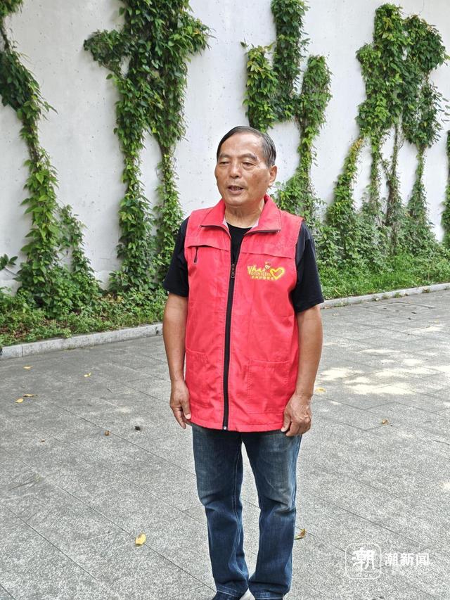 这个社区的“爱情花廊”凌霄正盛，是他种下的杭州浪漫