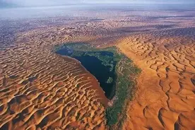 博主在腾格里沙漠月亮湖露营被掀帐篷？景区回应图片