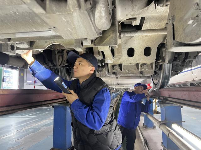 扫积雪加防滑，优化售票窗口……各大火车站保旅客平安出行