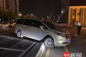 为图省事穿越路牙抄近道，小轿车被“搁浅”动弹不得图片