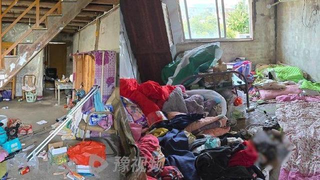 男童陪伴妈妈遗体数日 生父发声