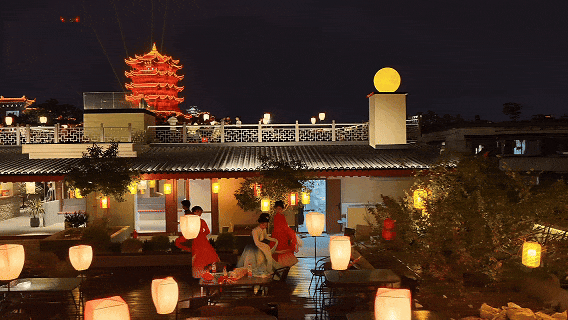 武汉人太会了！烧烤店抬头就是黄鹤楼