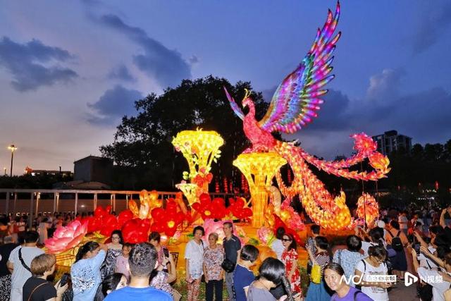 国庆长假首日，广州阳光明媚，城市打卡点人头攒动