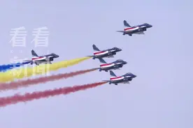 精彩集锦！中国空军八一飞行表演队亮相迪拜航展图片