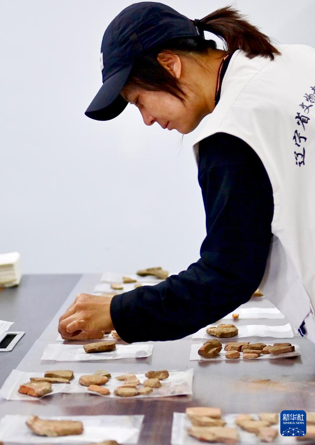 新华社丨徒步山野间 守护红山文化