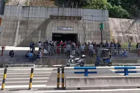 重庆“最凉快地铁口”在哪？市民乘凉盖毛毯图片