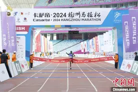 2024杭州马拉松鸣枪开跑 多人破赛会纪录图片