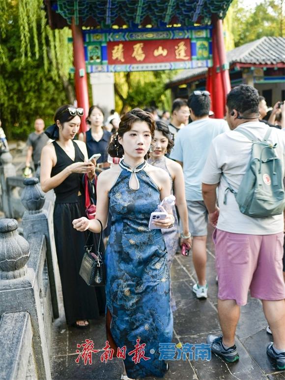 一年四季 泉在济南｜趵突泉喷涌迎盛景 旗袍佳人泉畔打卡成风景
