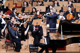 上交搭台、哈丁指挥，00后贠思齐再现高难钢琴协奏曲图片