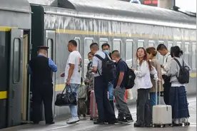 残疾人乘火车出行可以享受哪些服务？可以携带导盲犬进站乘车吗？图片