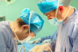 女子脖子疼确诊罕见病！医院多学科协作在颅颈交界处精准手术图片