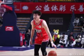 张兴亮将女友装进行李箱带进宿舍通宵学习？广州龙狮回应：不实消息，照片系摆拍图片