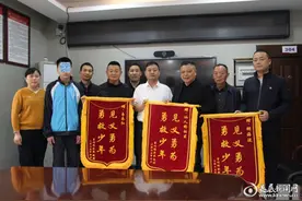 社区干部勇救落水少年 家属赠锦旗表谢意图片