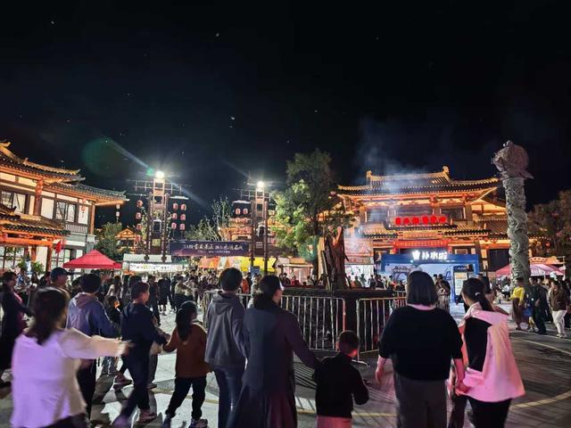 南中爨城双节夜游：拜月承古意，盛宴引客来