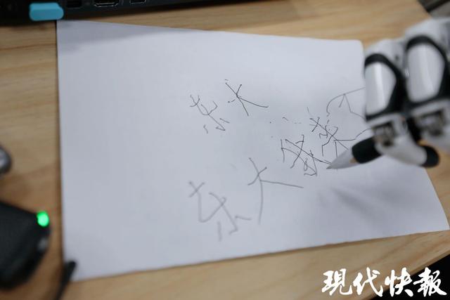 “励志男孩”方益凡来东南大学报到，现场体验东大康复机械臂技术