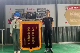 快递小哥只是多看了一眼，在北京坊救下轻生女子图片