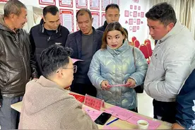 若羌：“家门口”招聘会 助力农村劳动力就业图片