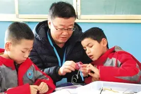 他和大山里的孩子都沉浸在快乐里图片