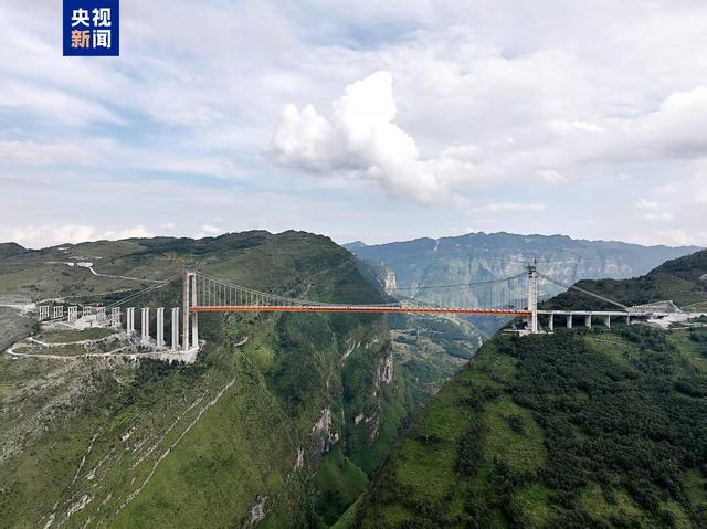 世界第三高桥！贵州安盘高速公路天门特大桥合龙