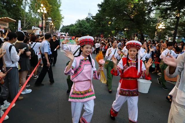 这周末的新民大街又有惊喜！走，去打卡董宇辉同款！
