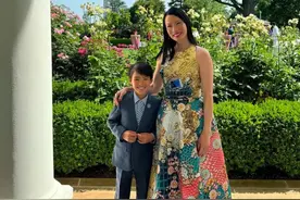 刘玉玲和10岁儿子正面照曝光，她怎么越活越年轻了？图片