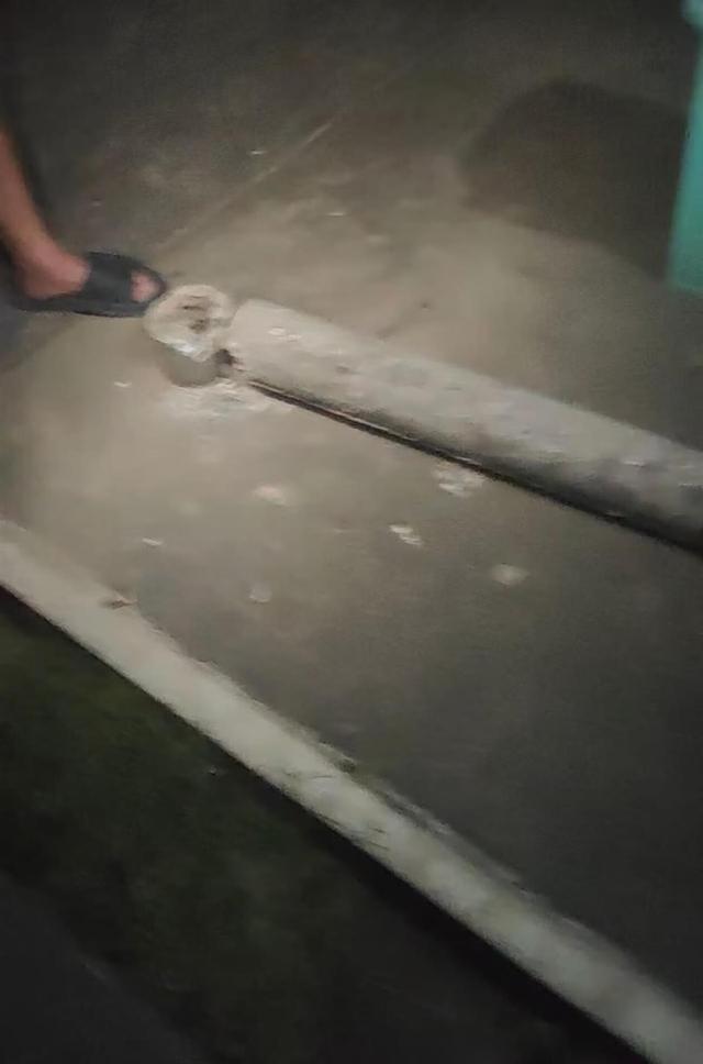5岁女孩被突然倒下的水泥杆砸中抢救无效去世，当地：多部门已介入调查