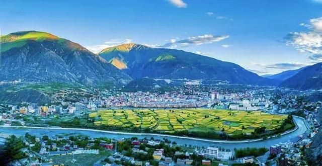 雪山弦子遇见天府烟火 巴塘文旅推介会在成都举行